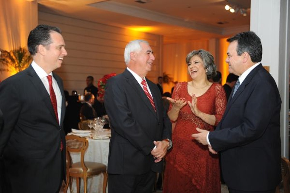 O presidente do Grupo VITA, Edson Santos (ao centro), os superintendentes dos hospitais VITA Curitiba e VITA Batel, José Octavio Leme (à esq.) e Neidamar Fugaça, respectivamente, e o diretor clínico das duas unidades, Luiz Fernando Kubrusly, foram os anfitriões do VITA Celebration, jantar dançante em comemoração ao Dia do Médico. A festa foi na última sexta-feira, no Castelo do Batel | Humberto Michaltchuk