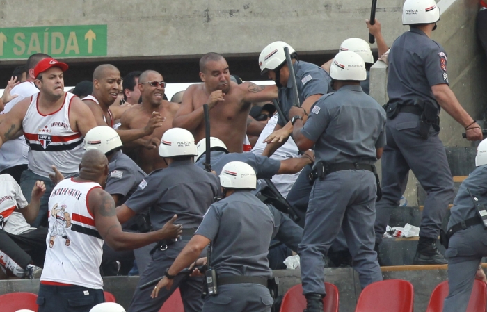 Torcedores do São Paulo entraram em confronto com a polícia no intervalo do clássico com o Corinthians, no Morumbi. | Julia Chequer/Folhapress