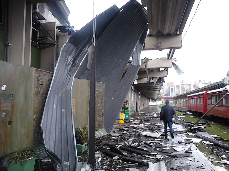 O leitor Luiz Felix, que trabalho na Rodoferroviária, em Curitiba, estava no escritório que fica no local quando a chuva forte chegou acompanhada de uma rajada forte de vento, provocando estragos | Luiz Felix/Arquivo pessoal
