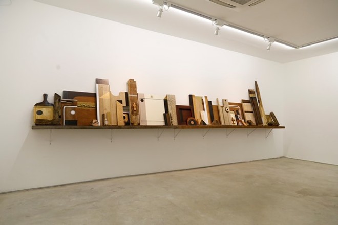 Instalação em madeira foi montada com objetos encontrados por ele no lixo |