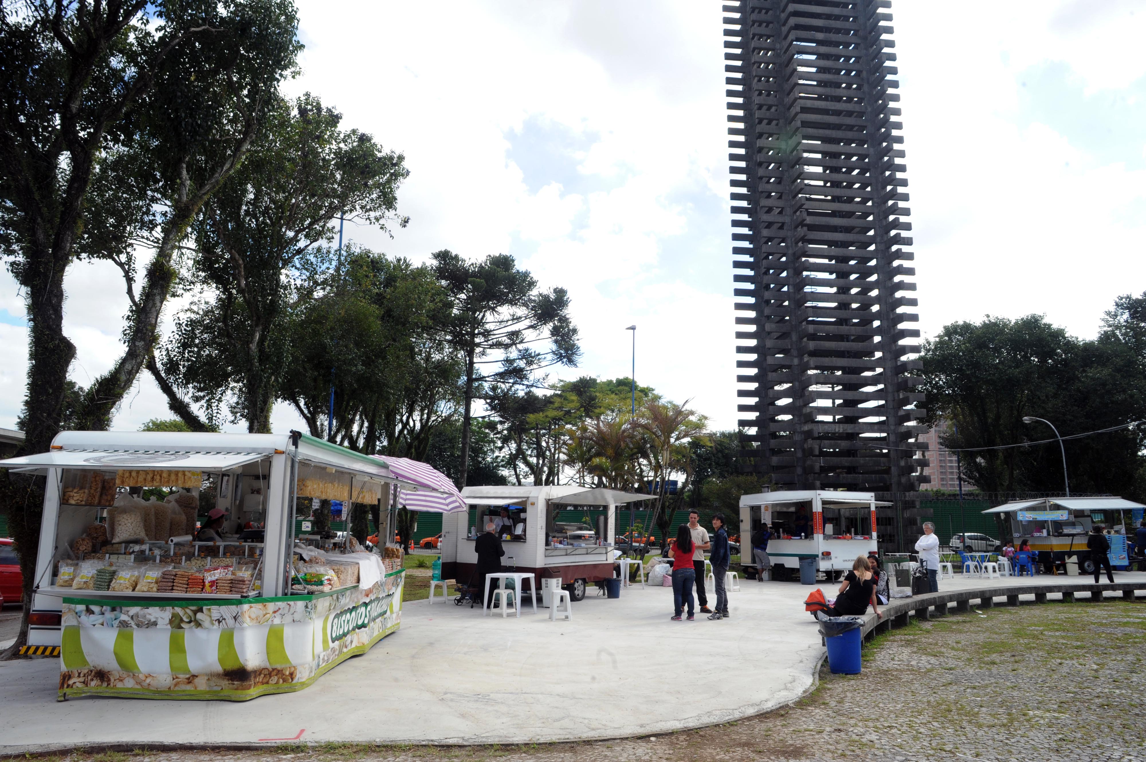 Feira gastronômica instalada em frente ao terminal tem cinco barracas nesta quarta-feira (9). Segundo Urbs, número pode chegar a 16 | Everson Bressan/SMCS