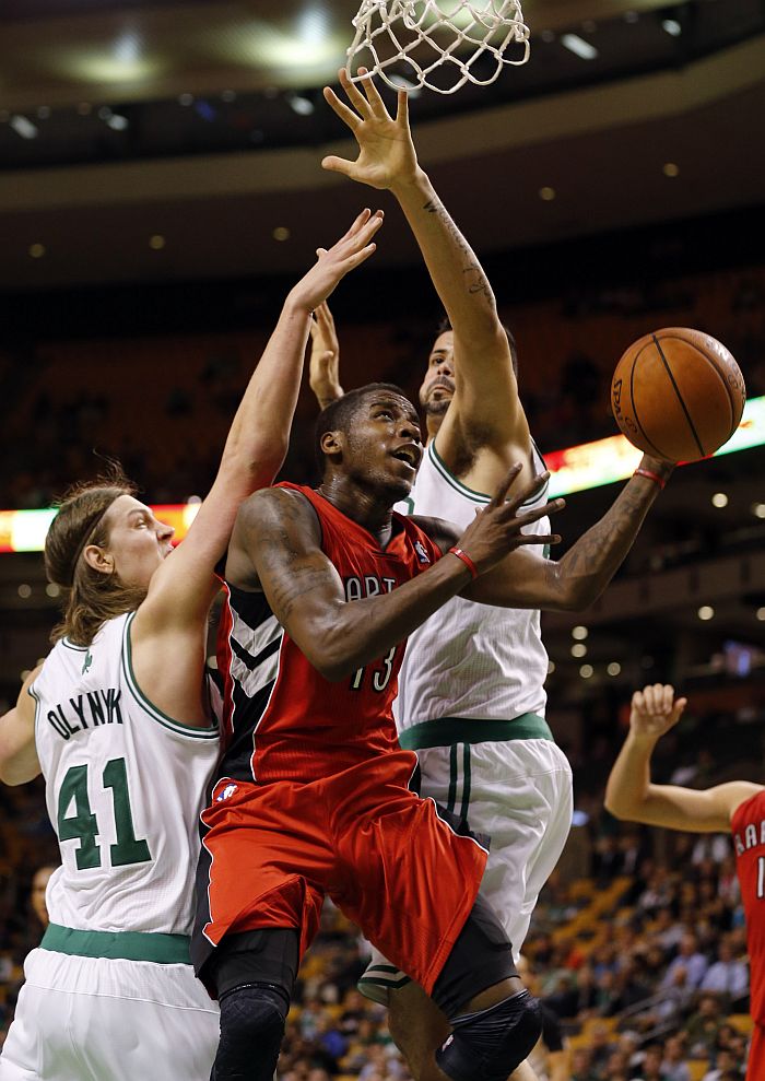 Marcado por Kelly Olynyk e Vitor Faverani, Dwight Buycks salta para marcar na vitória do Toronto Raptors sobre o Boston Celtics | David Butler / Reuters