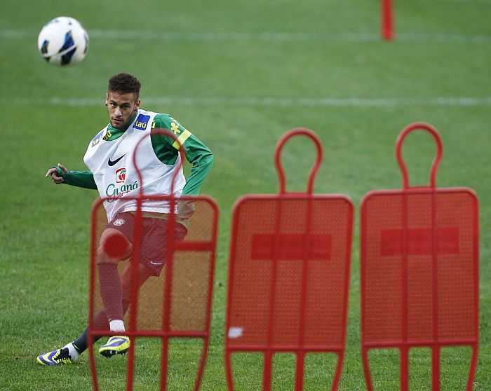 Após sair do treino de quinta com dores no quadril, Neymar treinou normalmente nesta sexta-feira em Seul | Kim Hong-Ji / Reuters