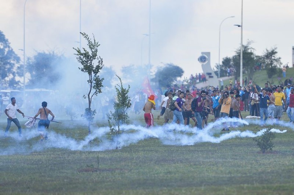 Trabalhadores sem-teto entraram em confronto com policiais militares e guardas municipais, no começo da tarde de hoje (15), em frente da Câmara Municipal de SP | Marcelo Camargo / ABr