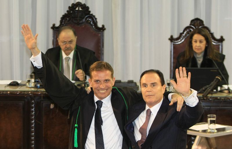Fabio Camargo e o pai, Clayton Camargo, durante a posse do ex-deputado estadual como conselheiro do Tribunal de Contas, em julho: corregedor do CNJ  destacou que o Órgão Especial do Judiciário paranaense aprovou, no mesmo dia, proposta que beneficiava o governo do Paraná | Ivonaldo Alexandre/ Gazeta do Povo