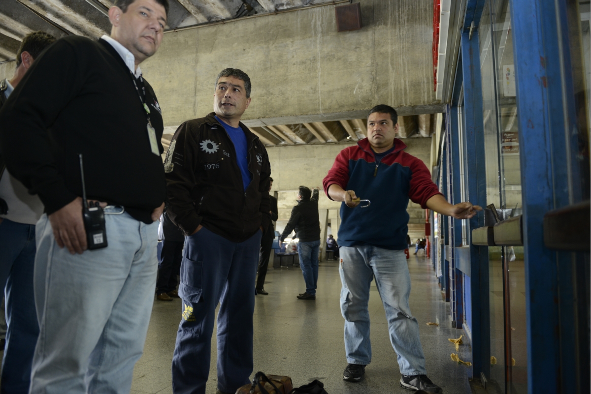 Funcionários da Urbs supervisionam o trabalho de retirada dos permissionários da Rodoferroviária | Henry Milléo/Agência de Notícias Gazeta do Povo