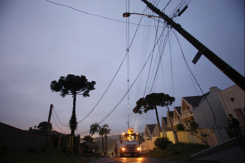 64 mil imóveis ficaram sem luz em Curitiba devido a curto-circuitos, como no bairro Vista Alegre | Marcelo Andrade/ Gazeta do Povo