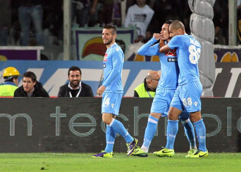 Jogadores do Napoli comemoram gol de Callejón (centro) contra a Fiorentina | Claudio Giovannini / EFE