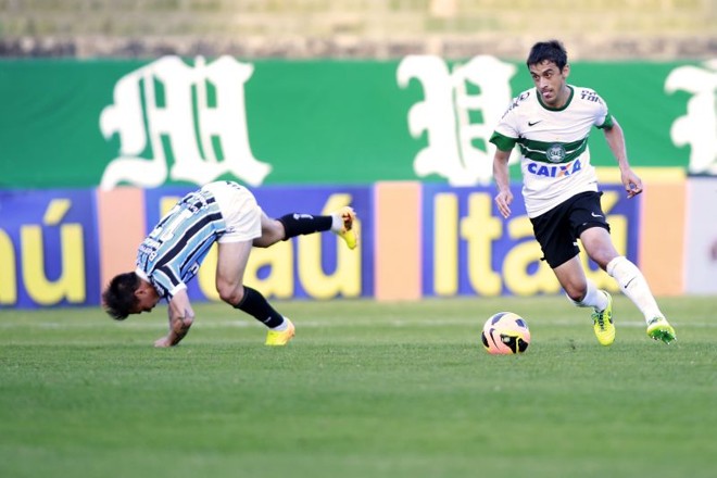 Robinho fez o terceiro gol do Coxa no jogo, o quinto dele no campeonato |