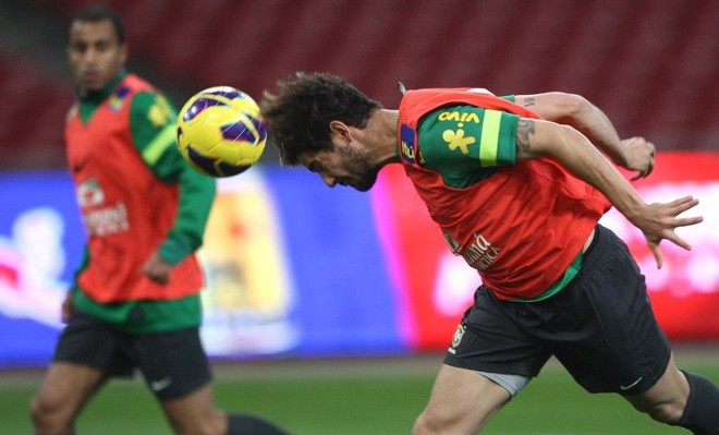 Alexandre Pato foi titular no treino da seleção brasileira nesta segunda-feira no Ninho de Pássaro | Mowa Press