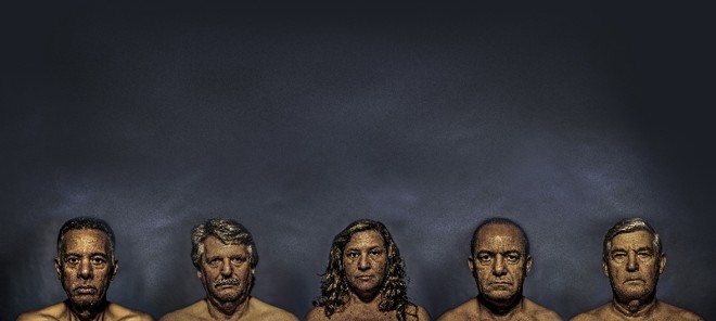 Seguindo o conceito de passagem do tempo sobre o qual o álbum foi construído, os retratos dos membros da banda deram lugar aos de seus pais | Rosano Mauro Jr./Divulgação