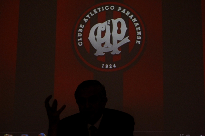 Petraglia na frente do símbolo do Atlético: pedido de apoio | Albari Rosa/ Gazeta do Povo