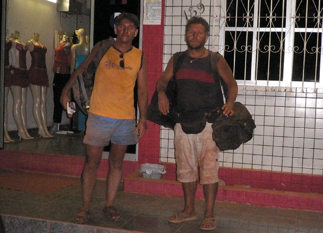 Konig e o fotógrafo Albari Rosa em Oiapoque, no Amapá |