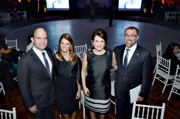 No jantar de lançamento do Hospital da Beneficência Árabe do Paraná, sábado, no Clube Curitibano, o deputado Marcelo Almeida com a mulher Lindamir Moro, e o casal Rached Ajar Traya, presidente da Sociedade Árabe Beneficente, e Luciane Traya | Kraw Penas
