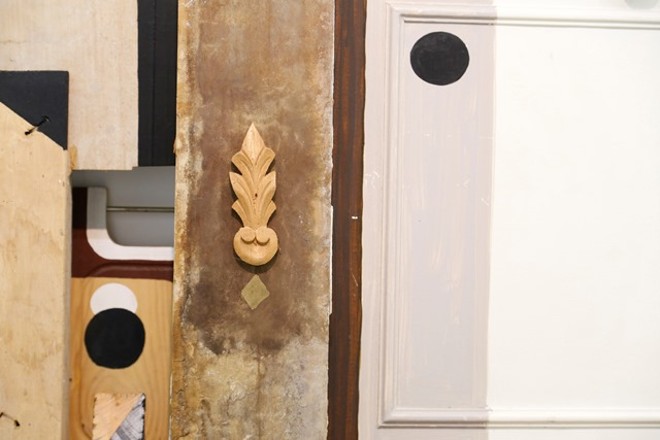 Detalhe da instalação. Em cima dos materiais, ele interviu sutilmente com pinturas gráficas |