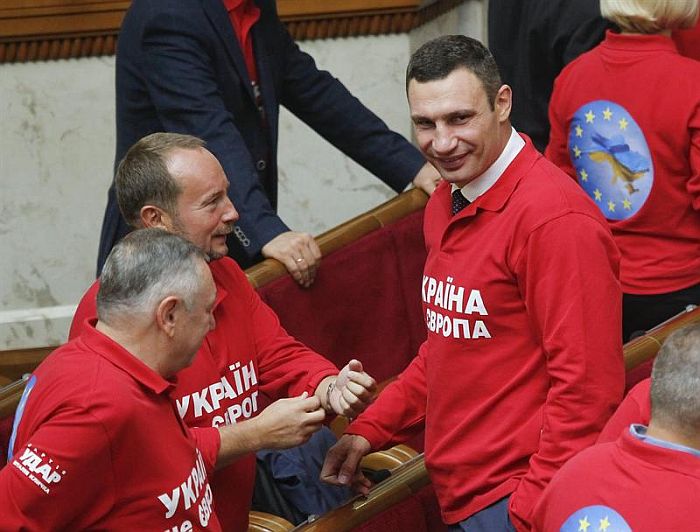 Vitali Klitschko é cumprimentado no anúncio de sua candidatura à presidência no parlamento ucraniano | Vitali Klitschko / EFE