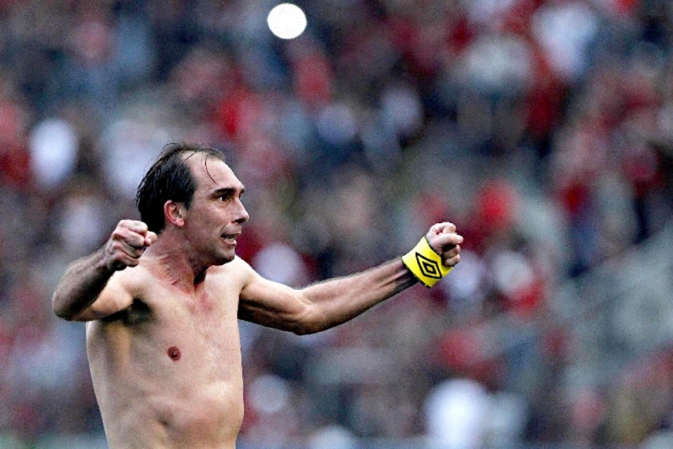 Paulo Baier festeja com a torcida ao término do clássico na Vila. Maestro quer ficar no clube em 2014 | Albari Rosa/ Gazeta do Povo