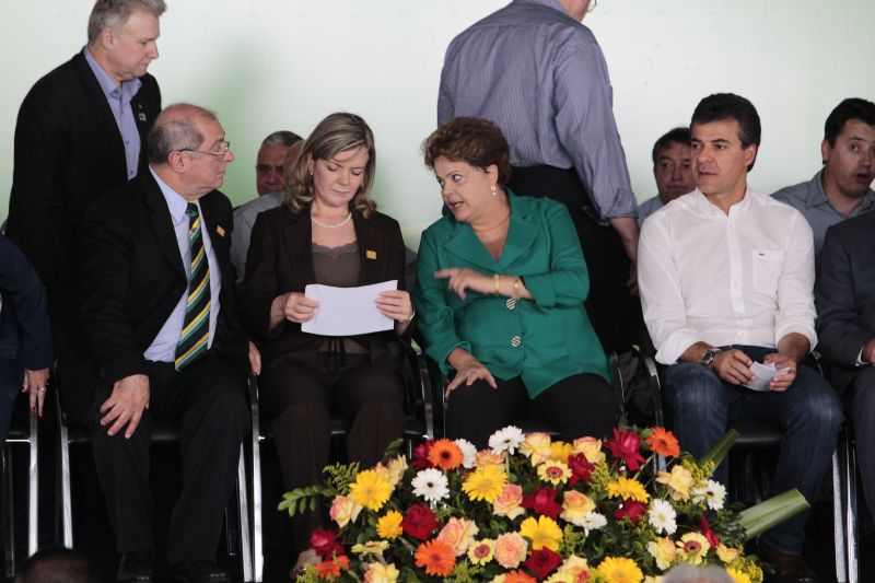 Dilma entre Gleisi e Beto Richa (PSDB): presidente disse que governo não leva em conta filiação partidária | Ivan Amorin/Gazeta do Povo