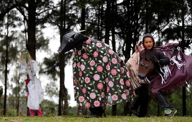 Meninos com o figurino do espetáculo
