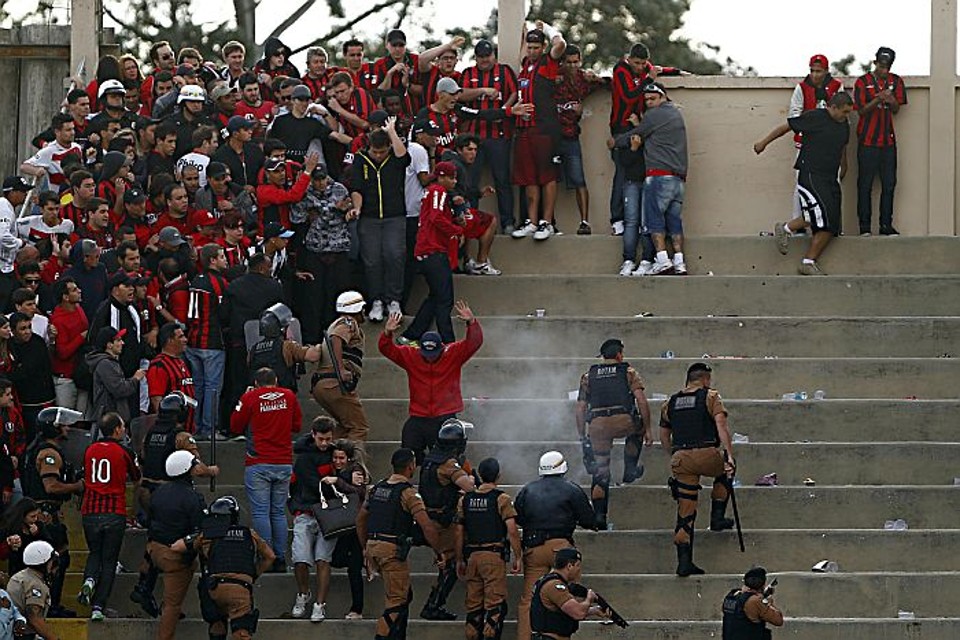 Polícia Militar tenta coibir briga das torcidas atleticanas no clássico na Vila Capanema | Albari Rosa / Gazeta do Povo