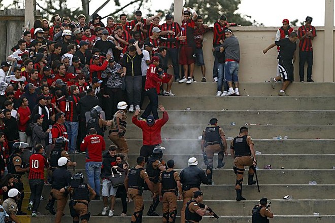 Polícia Militar tenta coibir briga das torcidas atleticanas no clássico na Vila Capanema |