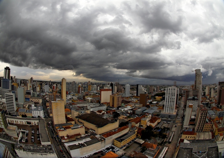 Tempo começou a fechar no fim da tarde de ontem, em Curitiba: clima continua instável hoje | Daniel Castellano/Gazeta do Povo