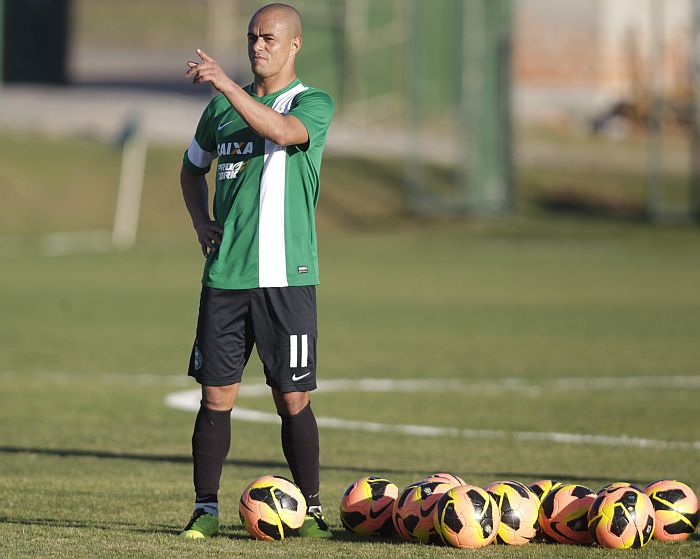 Júlio César quer uma mudança de postura do Coritiba contra a Ponte Preta | Daniel Castellano / Gazeta do Povo