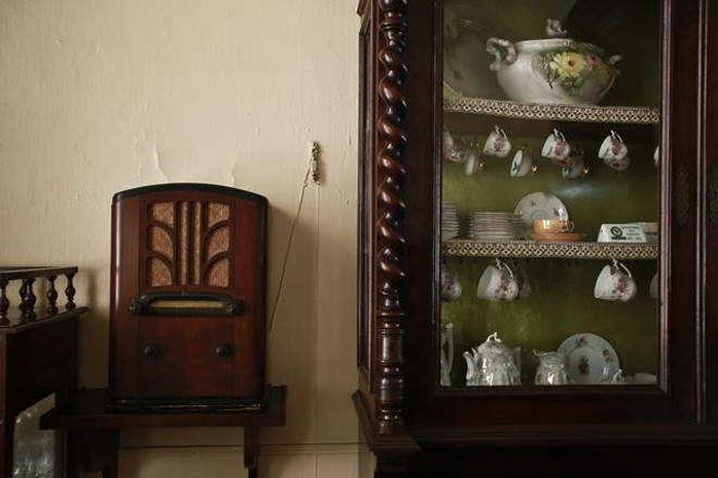 Cristaleira com objetos da família será mantida no espaço |