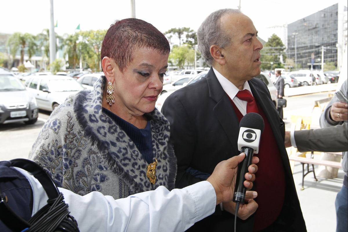 Virgínia Soares de Souza chegou ao Tribunal do Júri para os depoimentos desta terça-feira (8) | Antonio More/Agência de Notícias Gazeta do Povo