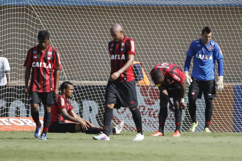 Atleticanos de cabeça baixa após o primeiro gol do Goiás no Serra Dourada: time segue no G4, mas distância para os rivais diminuiu | Carlos Costa/ Futura Press/ Folhapress