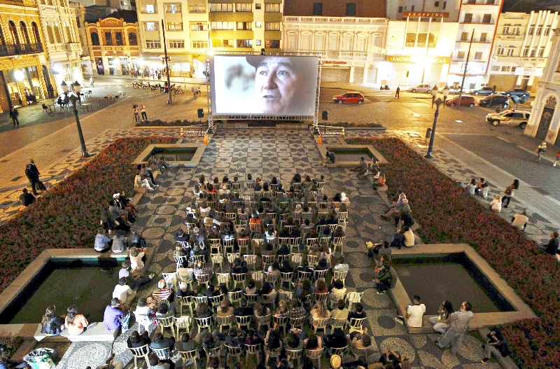 A primeira edição do Cinema na Praça, em janeiro. Agora é torcer para que não chova nesta quinta e sexta-feira... | Daniel Castellano/Gazeta do Povo