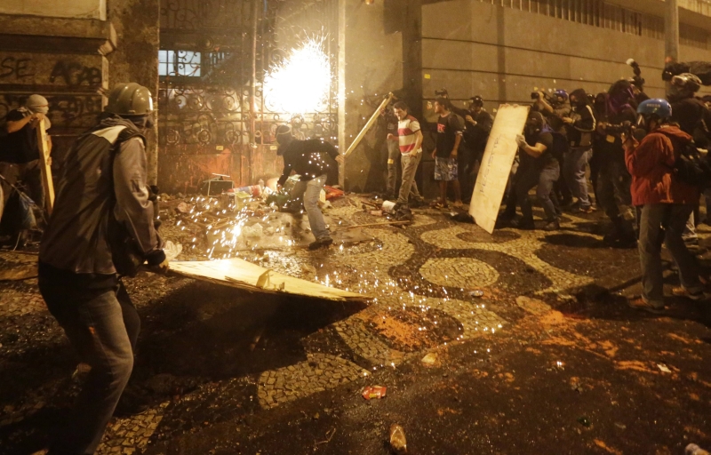 Vândalos atiram coquetéis molotov contra a Câmara de Vereadores do Rio: violência | Ricardo Moraes/Reuters