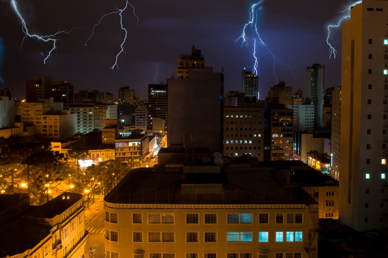Um relâmpago tem intensidade de 30 mil ampéres, o equivalente a mil vezes à de um chuveiro elétrico | Henry Milleo/ Gazeta do Povo | Montagem sobre foto: Carlos Bovo