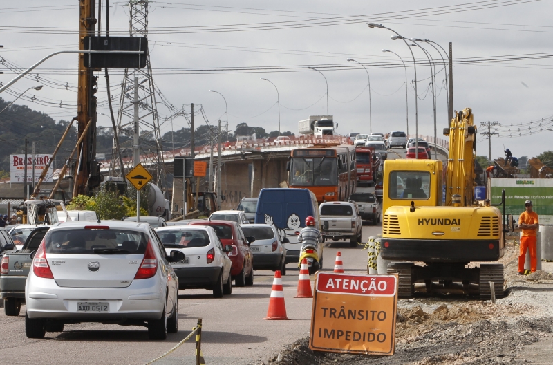 Alargamento do viaduto sobre a linha férrea entre Curitiba e São José dos Pinhais deve ficar pronto apenas em maio de 2014 | Aniele Nascimento/ Gazeta do Povo