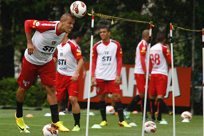 Luis Fabiano retorna ao São Paulo depois de período fora por contusão | Daniel Guimarães / Frame / Folhapress
