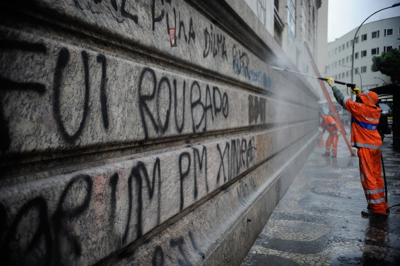 Prédios públicos e privados do Centro do Rio, como o da Câmara Municipal, voltaram a ser atacados por vândalos terça-feira | Tânia Rêgo/ Agência Brasil