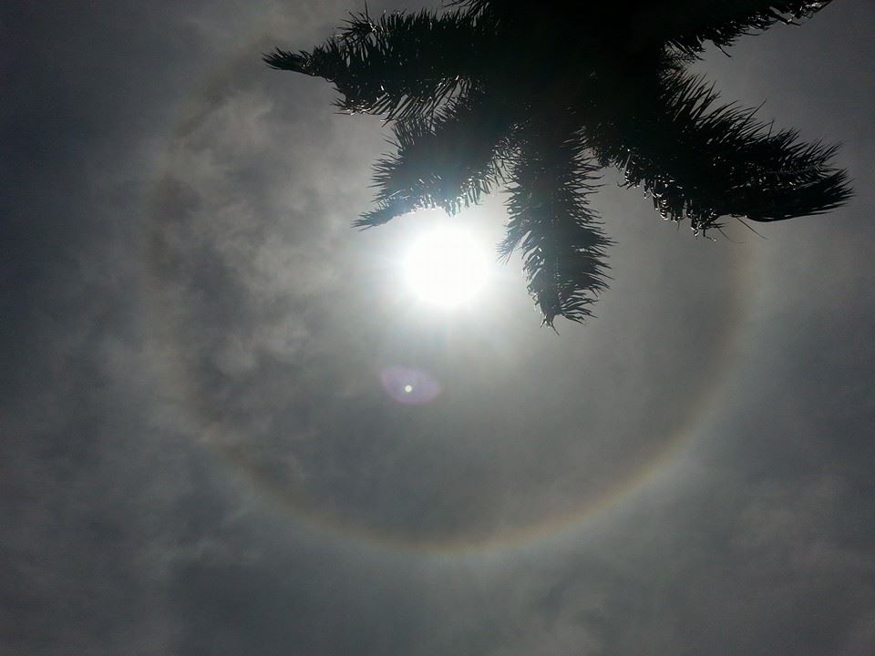 Reflexo da luz do Sol em partículas de nuvens promovem o fenômeno | Nando Edu / Foto do Leitor