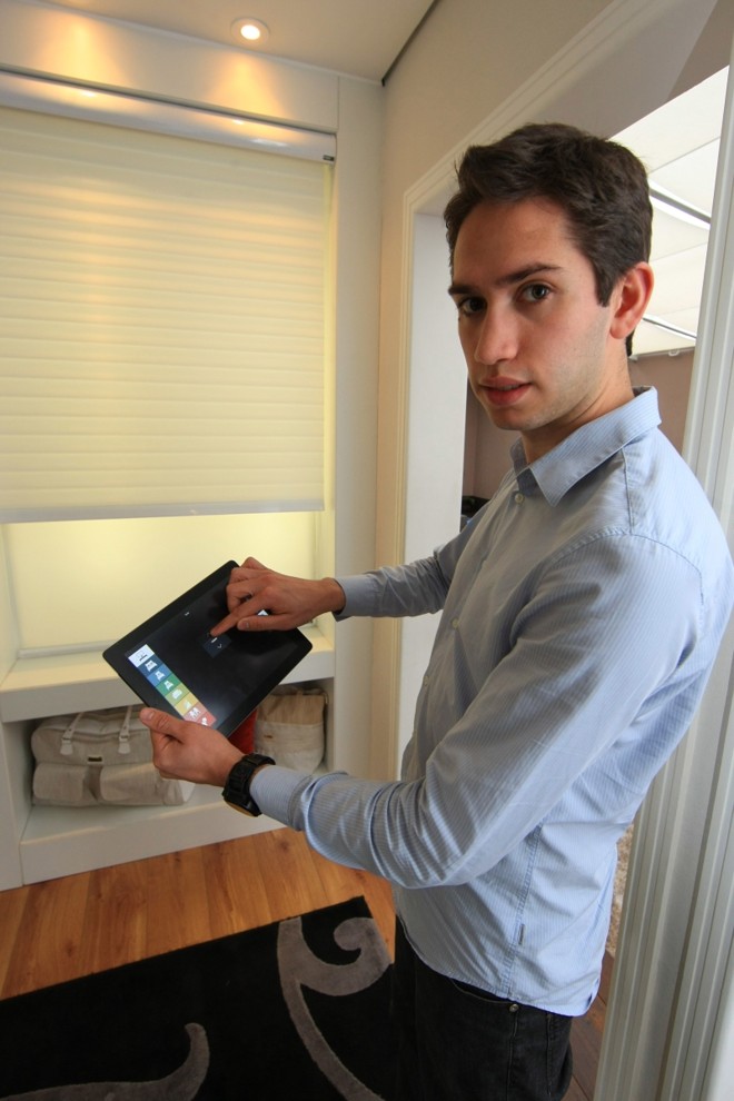 Ivan Cruzeiro, da Schutz Automação, demonstra o sistema ativado por tablet |