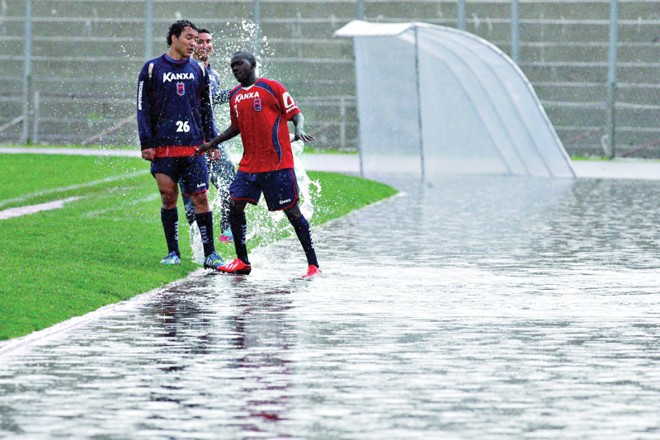 Alex e Neverton durante o treino do Paraná, interrompido por causa da tempestade de ontem | 