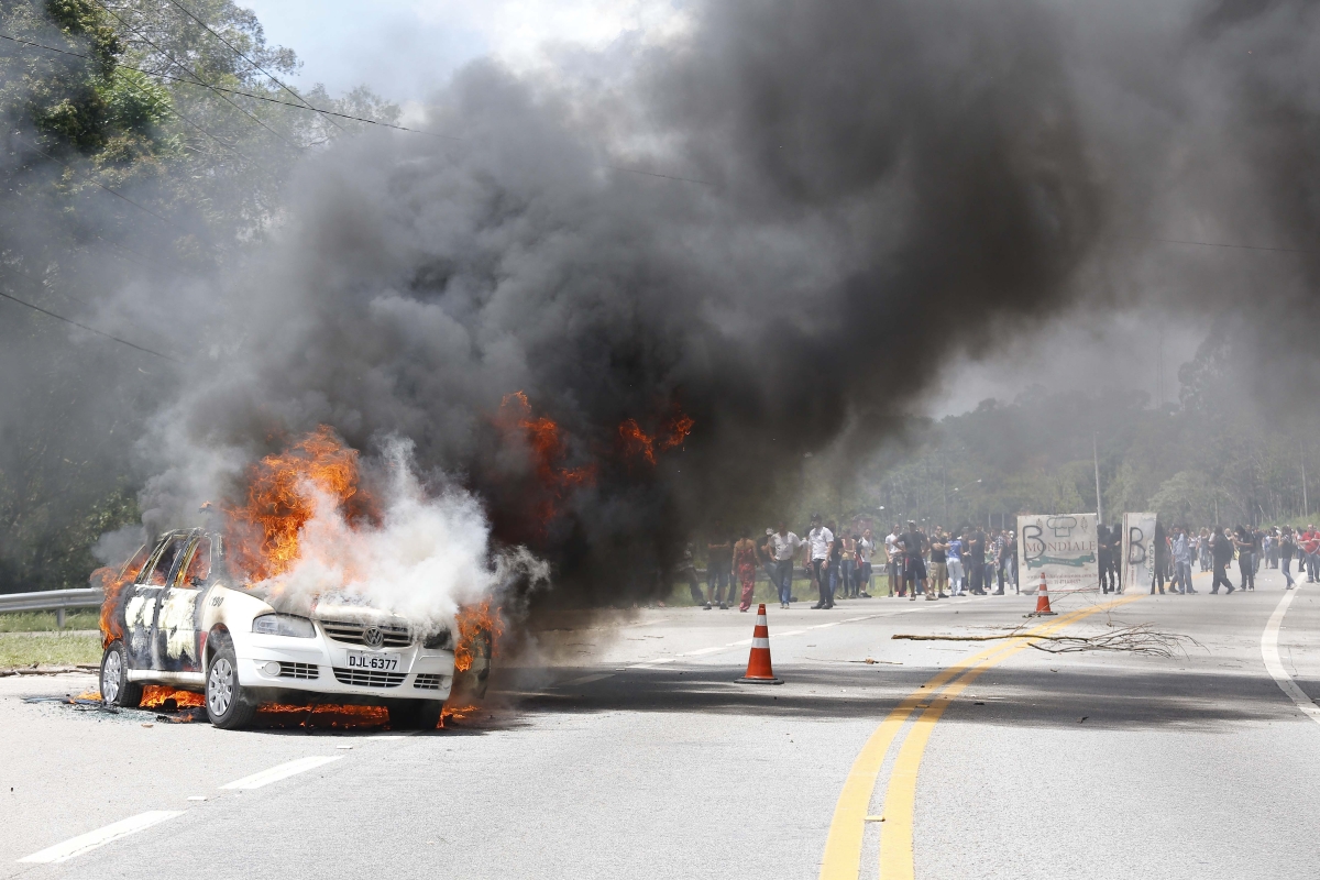Manifestantes adeptos à tática "black bloc" incendiaram carros durante o protesto | Folhapress/Moacyr Lopes Junior