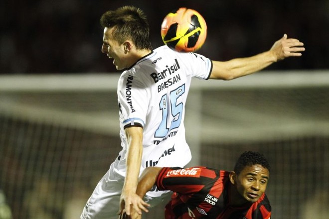 Disputa pelo alto entre o zagueiro gremista Bressan e o volante rubro-negro Deivid | 