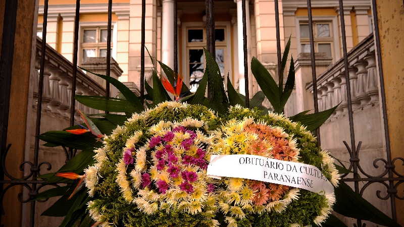 Ato da campanha#contrafusãocolocou uma coroa de flores em frente ao prédio da Seec | Bruno Mancuso/Divulgação
