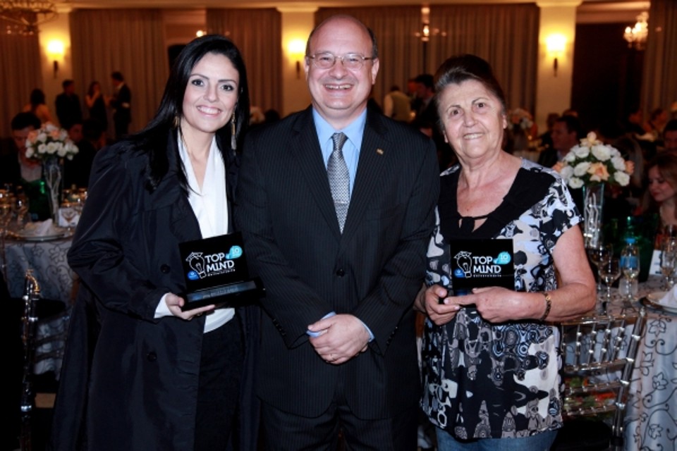 O reitor da UFPR, Zaki Akel Sobrinho, com a diretora de marketing do Condor Super Center, Elaine Munhoz (à esq.), e dona Flora Madalosso na cerimônia de entrega do 10º Top of Mind Universitário, realizada terça-feira no Restaurante Madalosso | Marcelo Miranda