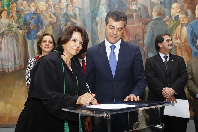 A defensora pública-geral do Estado, Josiane Fruet Bettini Lupion, tomou posse após ser eleita diretamente pelos dez atuais defensores do estado |