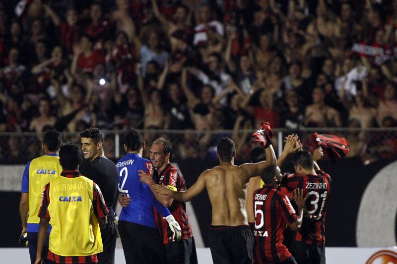 Comemoração dos jogadores atleticanos após empate sem gols com o Colorado gaúcho | Albari Rosa / Gazeta do Povo