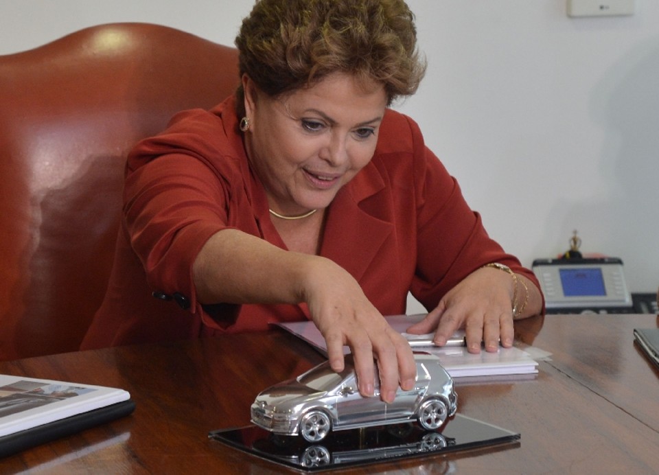 Dilma com uma miniatura do Golf: mostra de confiança no país | Valter Campanato/ABr