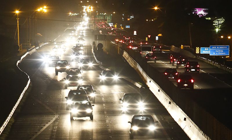 Movimento na BR-277, em Curitiba, é alto na noite deste domingo (13) | Marcelo Andrade/Agência de Notícias Gazeta do Povo