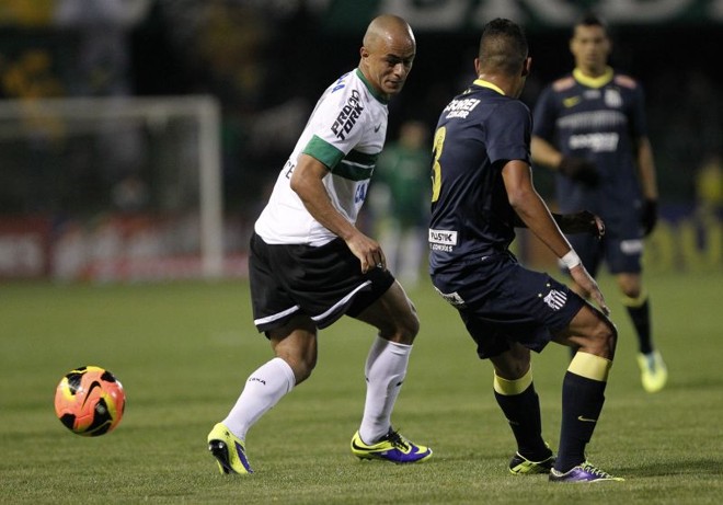 Julio César marcou o único gol da partida no Couto Pereira | 