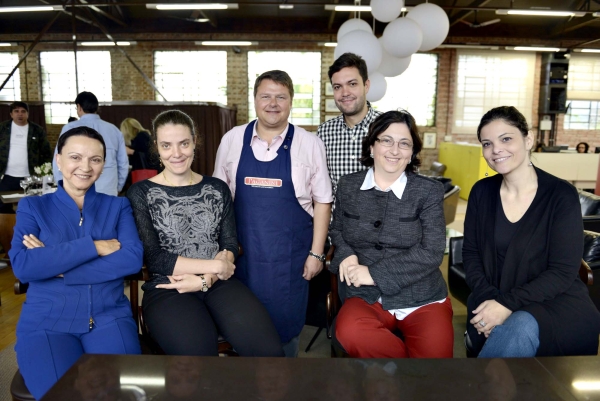 Macarrão na redação: Para celebrar o Dia Mundial do Macarrão, comemorado ontem, o empresário Pedro Corrêa de Oliveira (na foto 1, de avental), diretor da importadora Porto a Porto, e sua equipe prepararam uma macarronada na cozinha do Bom Gourmet, servida para jornalistas da redação do Núcleo Estilo de Vida da Gazeta do Povo (foto 2) e diretores do jornal. Na foto (1), também, os diretores do GRPCom Maria Elsa Passos, Ana Amélia Filizola (ambas à esq.) e Guilherme Vieira e as jornalistas Sandra Gonçalves e Andréa Sorgenfrei, diretora de Redação e gerente do Núcleo, respectivamente | Henry Milleo/ Gazeta do Povo