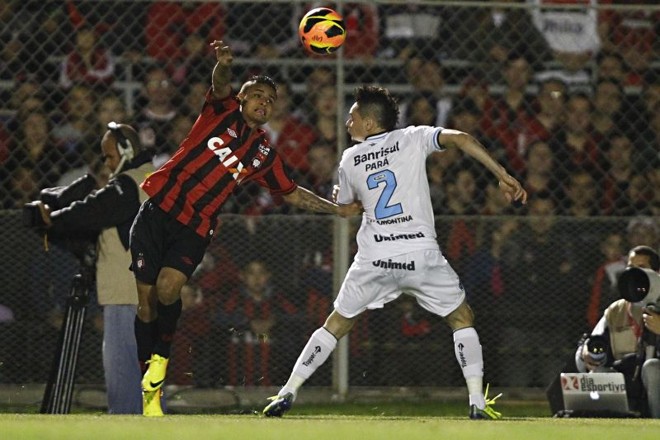 Disputa entre o meia atleticano Everton e o lateral gremista Pará | 